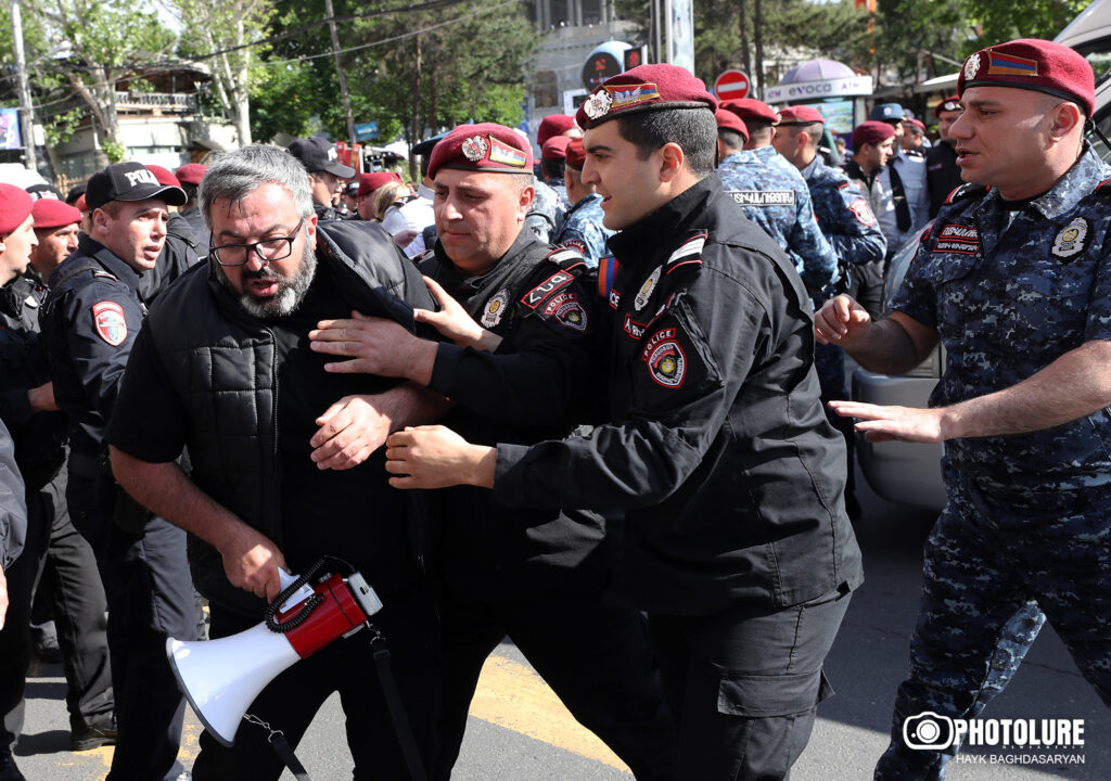 Ermenistan'da protestolar: 100'ün üzerinde kişi gözaltına alındı